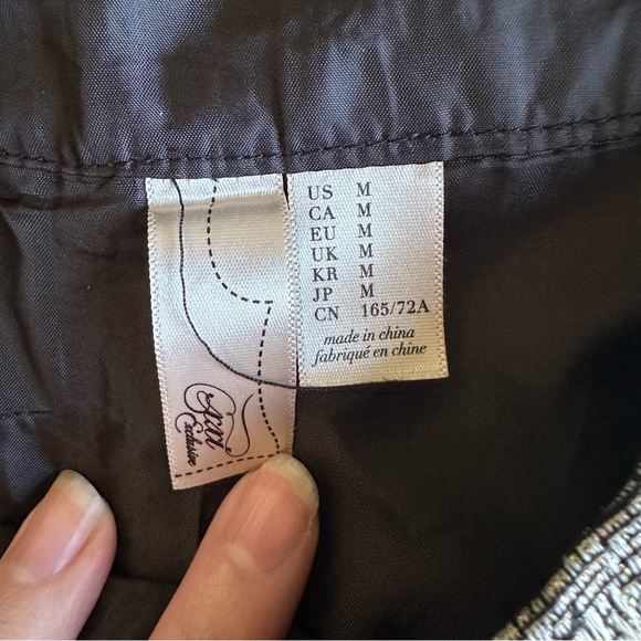 Forever 21 • Metallic High-Waisted Hot Shorts • Gold • Size M - Picture 2 of 9